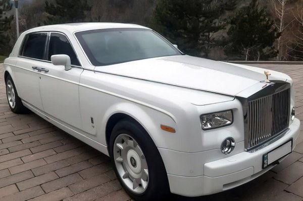 В Русия се продава брониран 15-годишен Rolls-Royce Phantom, като луксозната лимузина е оценена на 30 милиона рубли (около 496 000 евро). Високата цена се дължи не само на скромния пробег от 2350 км, но и на защитата от ниво VR7, която предпазва от картечен огън и детонация на гранати.